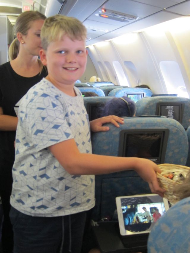 2018_01_11 3 Oliver handing out sweets (3)